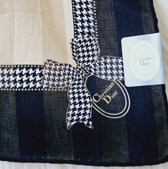 ❣️Christian Dior Hanky❣️ - Picture 9 of 12